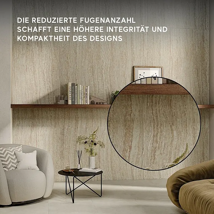 Corso Italia Feinsteinzeugfliese Traventino - 120 x 278 cm, Sand, Matt - Großformatige beige Fliesen mit welligen Mustern an einer Wohnzimmerwand, betonen weniger Fugen für ein nahtloses Design.