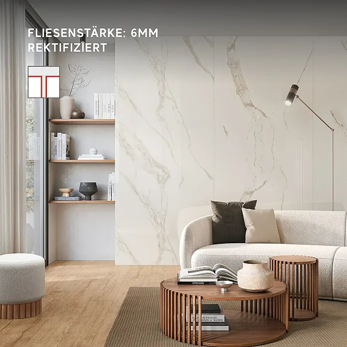Corso Italia Feinsteinzeugfliese Onyx - 120 x 278 cm, Weiß, Glänzend - Modernes Wohnzimmer mit großen, hellen Marmor-Effekt Wandfliesen (6mm, rektifiziert) und Naturholz-Bodenfliesen.