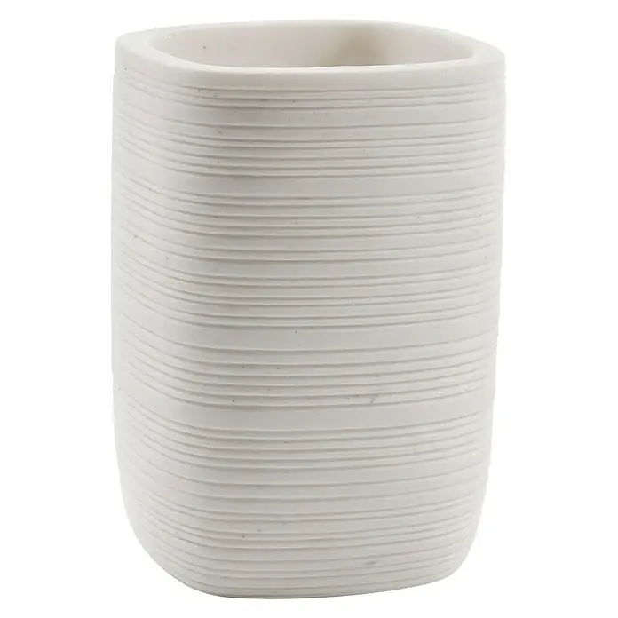 Bath Stage B-Kubic Portacepillos - L x An x Al: 10 x 10 x 35 cm, Plástico - Primer plano de un portacepillos rectangular color marfil con una textura acanalada horizontalmente. Accesorio de baño para almacenamiento.