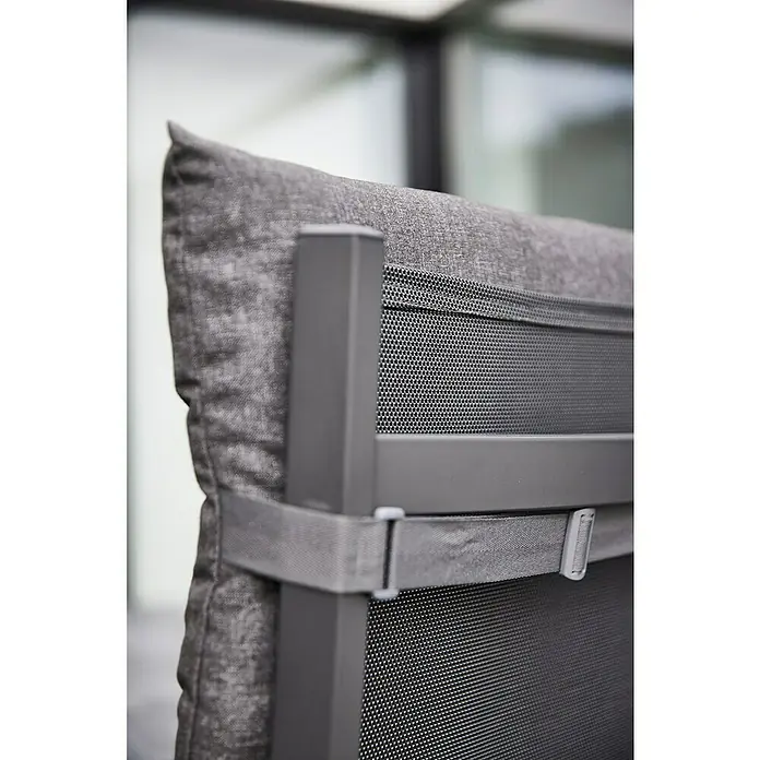 Siena Garden Atria Sitzauflage - L x B x H: 123 x 48 x 6 cm, Anthrazit, Polyester, 1 Stk. - Nahaufnahme einer modernen grauen Rückenlehne eines Outdoor-Stuhls mit strukturierter Stoffauflage, robustem Metallrahmen und atmungsaktivem Netzgewebe, mit Gurten befestigt.