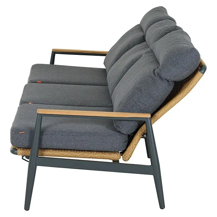Siena Garden Roma Loungemöbel-Set - 3 -tlg., Grau, Aluminium - Outdoor-Sofa mit grauen Stoffkissen, geflochtenen Seiten, Holzarmlehnen und einem dunkelgrauen Metallrahmen.
