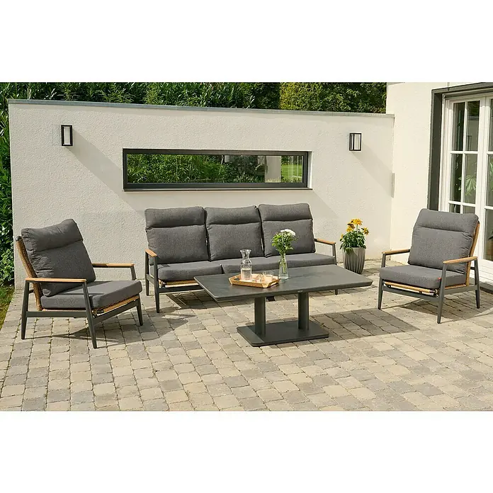 Siena Garden Roma Loungemöbel-Set - 3 -tlg., Grau, Aluminium - Eine Outdoor-Lounge-Gruppe mit grauen Polstern auf Sofa und Sesseln und einem grauen Couchtisch auf einer gepflasterten Terrasse.