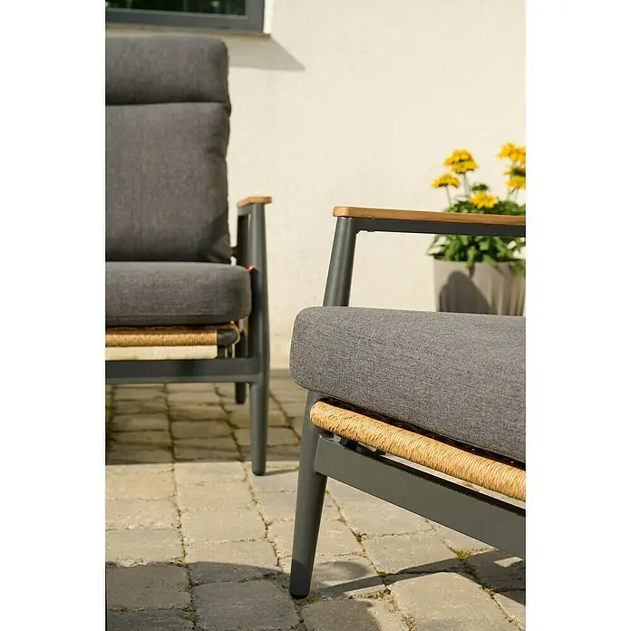Siena Garden Roma Loungemöbel-Set - 3 -tlg., Grau, Aluminium - Zwei graue Gartenstühle mit Holzarmlehnen und geflochtenen Details auf einer Terrasse.