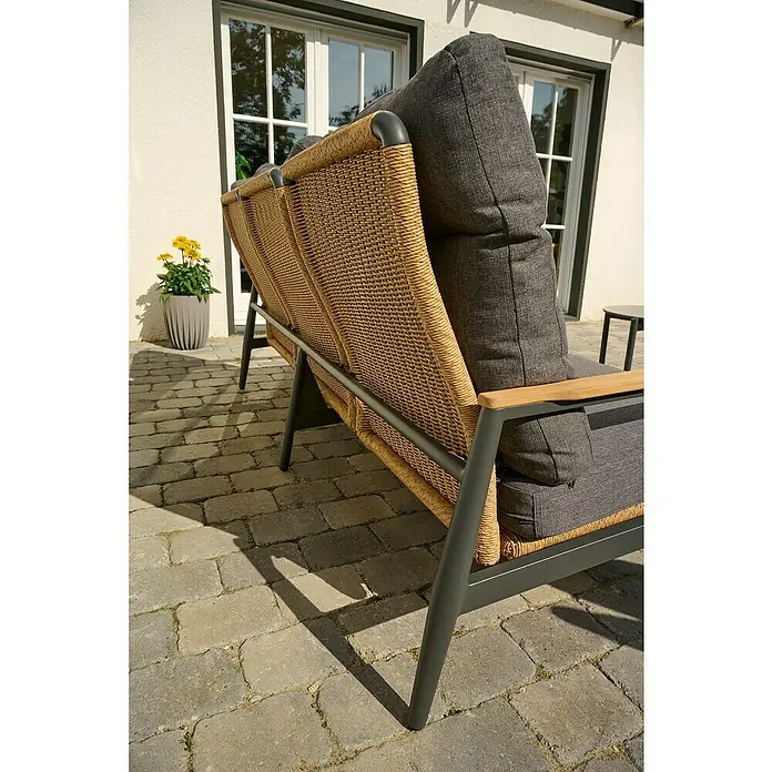 Siena Garden Roma Loungemöbel-Set - 3 -tlg., Grau, Aluminium - Outdoor-Lounge-Sofa mit geflochtener hellbrauner Rückenlehne, dunkelgrauen Kissen und Metallrahmen auf einer Terrasse.