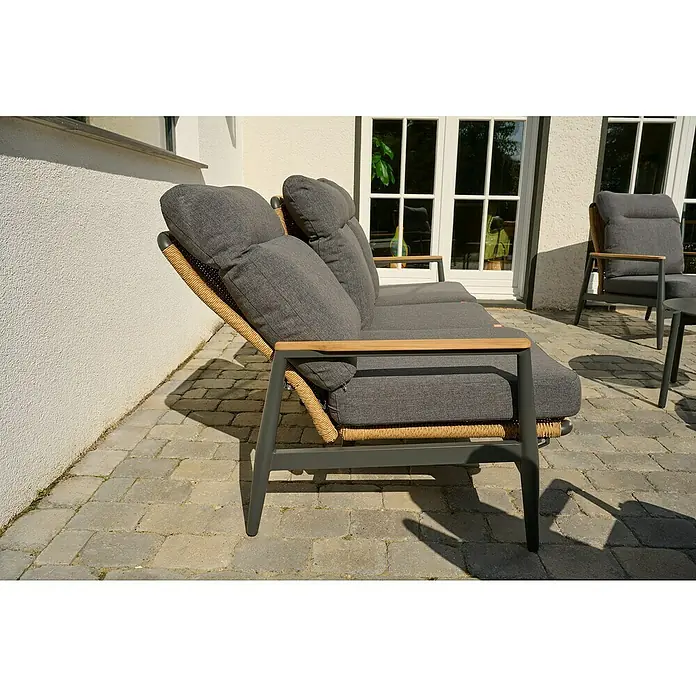 Siena Garden Roma Loungemöbel-Set - 3 -tlg., Grau, Aluminium - Ein Outdoor-Sofa mit grauen Polstern, geflochtener Rückenlehne, dunkelgrauem Metallrahmen und Holzarmlehnen auf einer Terrasse.