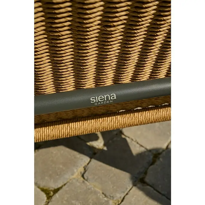 Siena Garden Roma Loungemöbel-Set - 3 -tlg., Grau, Aluminium - Nahaufnahme von beigefarbenen geflochtenen Gartenmöbeln im Rattan-Stil mit einem dunkelgrauen Metallbügel und dem 'siena GARDEN'-Logo.