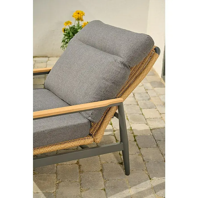 Siena Garden Roma Loungemöbel-Set - 3 -tlg., Grau, Aluminium - Outdoor-Loungesessel mit grauen Kissen, geflochtenem Gestell, Holzarmlehnen und Metallrahmen auf Terrasse.