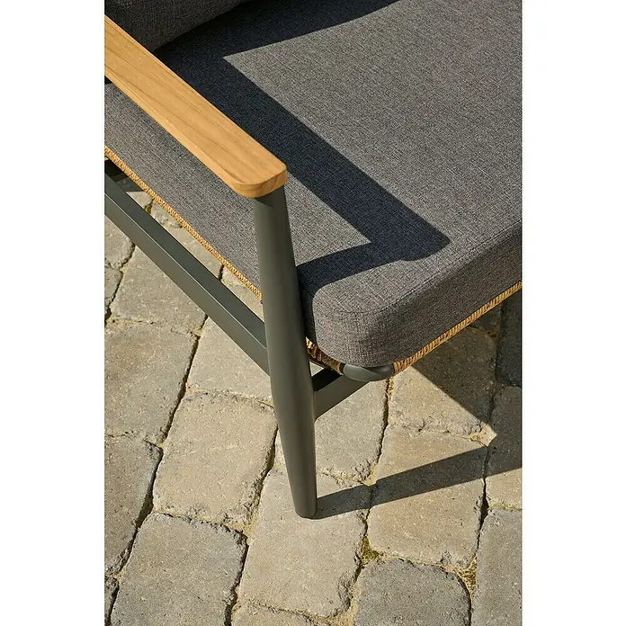 Siena Garden Roma Loungemöbel-Set - 3 -tlg., Grau, Aluminium - Nahaufnahme eines Outdoor-Sessels mit grauem Stoffpolster, Holzarmlehne und dunkelgrauem Metallrahmen auf Steinplatten.