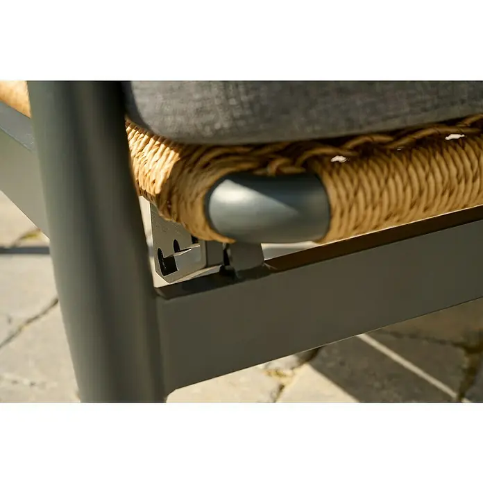 Siena Garden Roma Loungemöbel-Set - 3 -tlg., Grau, Aluminium - Stuhldetail: Dunkelgraues Metallgestell, hellbraune geflochtene Sitzfläche und dunkelgraues Kissen, zeigt die strukturelle Verbindung.