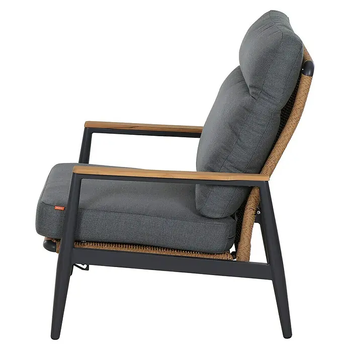 Siena Garden Roma Loungemöbel-Set - 3 -tlg., Grau, Aluminium - Grauer Outdoor-Sessel mit dunklem Metallrahmen, geflochtener Rückenlehne/Sitzfläche und hellen Holzarmlehnen.