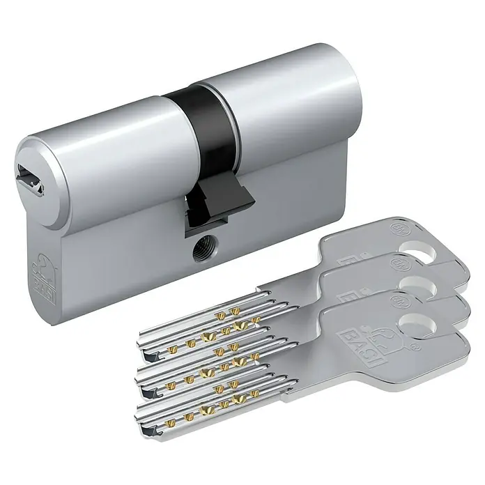 Basi Profilzylinder BM - Baulänge innen: 30 mm, Baulänge außen: 40 mm, Material Zylinder: Messing, Bohrmuldenschlüssel - Silberner Türzylinder mit schwarzem Akzent, dazu drei passende silberne Schlüssel mit goldenen Stiftzuhaltungen.