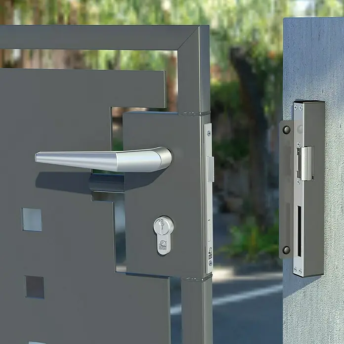 Basi Elektrischer Türöffner ET 90 - Geeignet für: Haustüren, Mit mechanischer Entriegelung - Modernes graues Metalltor mit silbernem Griff, Schloss und elektrischem Türöffner an einer Betonwand.