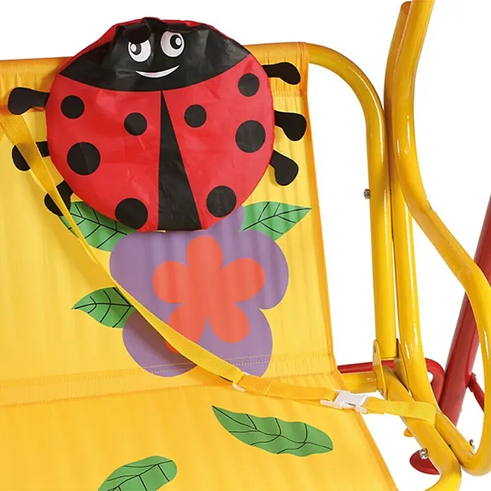 Siena Garden Marie Hollywoodschaukel für Kinder - L x B x H: 180 x 78 x 110 cm - Detailaufnahme einer Kindergartenschaukel mit einem Marienkäfer-Motiv und gelben Sicherheitsgurten.