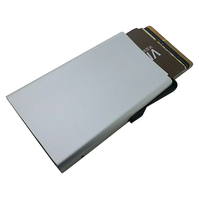 Basi Kartentasche - L x B x H: 98 x 61,5 x 13 mm, Silber - Silberner Metallkartenhalter mit mehreren teilweise sichtbaren Kreditkarten, 'VIA' und chinesischen Zeichen auf einer Karte.