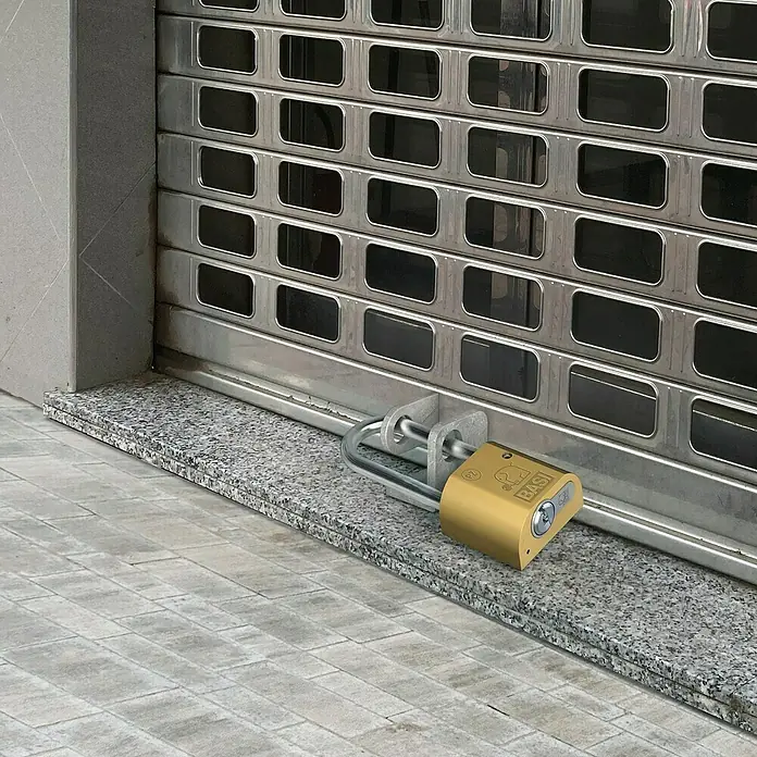Basi Vorhangschloss VHS PZ - B x H: 28 x 46,5 mm, Bügelinnenhöhe: 80 mm, Material Bügel: Gehärteter Spezialstahl - Goldenes Vorhängeschloss mit Metallbügel sichert ein gewelltes Metallrolltor.