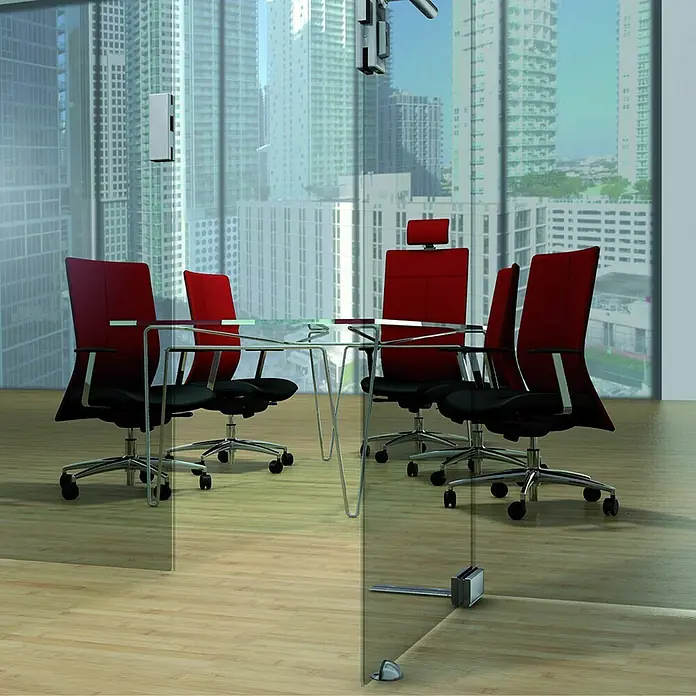 Basi Bodentürstopper TS20 - Ø x H: 44 x 25 mm, Edelstahl - Modernes Konferenzzimmer mit Glaswand und eleganten Metallbeschlägen, Blick auf die Stadt.