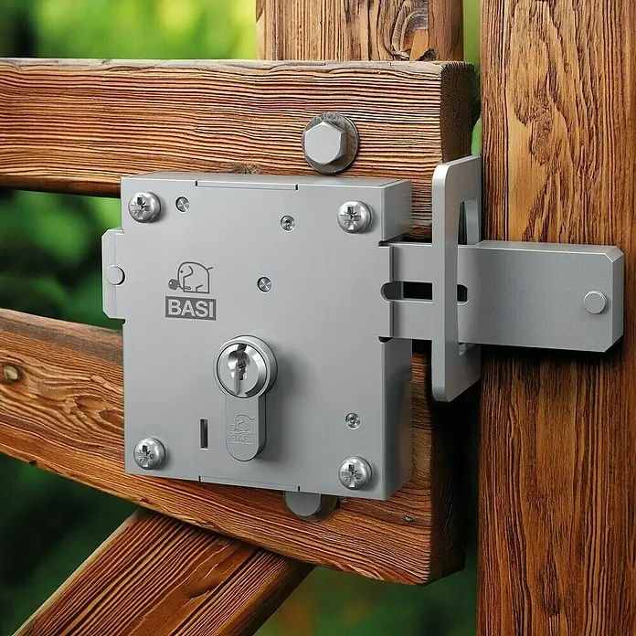 Aufschraub-Riegelschloss ATS 80 - Dornmaß: 39 mm, Passend für: Holztore - Silbergraues BASI Metallschloss mit Schlüsselloch und Riegel, sicher an einem rustikalen Holztor befestigt.