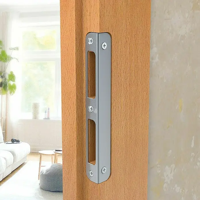 Basi Winkelschließblech WS 95 - DIN Anschlag: Universell einsetzbar, L x B x H: 170 x 20 x 20 mm, Rund - Silberne Sicherheitsschließblech mit Schrauben an einem Holzrahmen montiert.