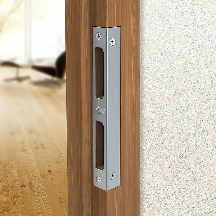 Basi Winkelschließblech WS 95 - DIN Anschlag: Universell einsetzbar, L x B x H: 170 x 20 x 20 mm, Käntig - Silber-graue Metallsicherungsplatte für Türrahmen, sicher an einem Holzrahmen montiert, mit Aussparungen und sichtbaren Schrauben.