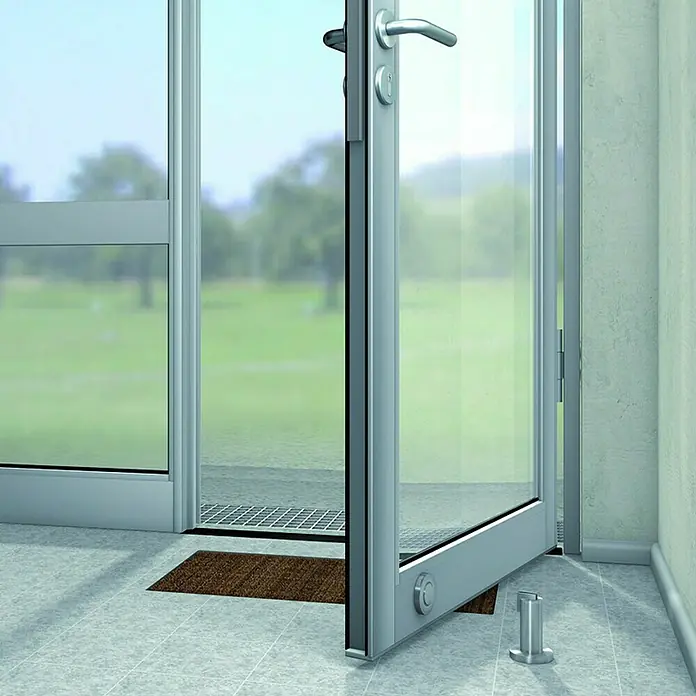 Basi Türstopper MTS 24 - Ø x H: 50 x 77 mm, Edelstahl - Metallischer Türstopper hält eine moderne Glastür offen.