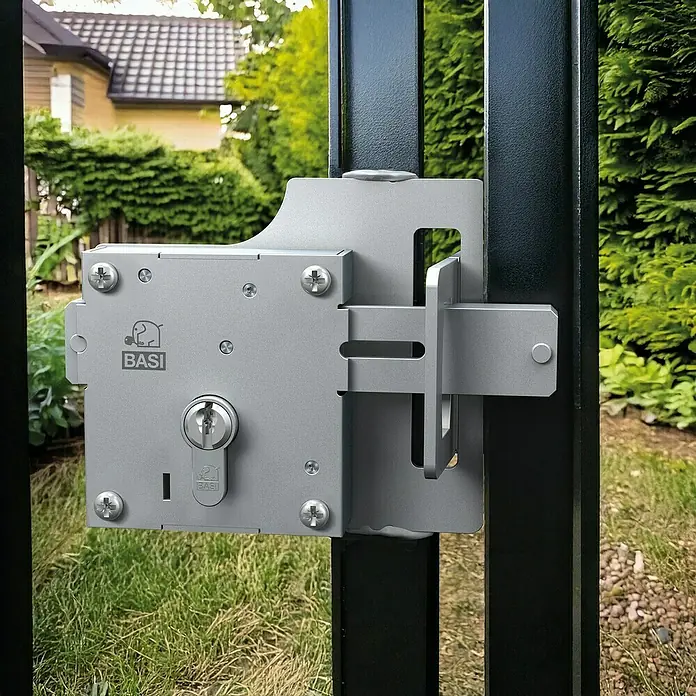 Aufschraub-Riegelschloss ATS 80 - Dornmaß: 39 mm, Passend für: Metalltore - Silbergraues Metall-Torschloss an einem schwarzen Torpfosten montiert.