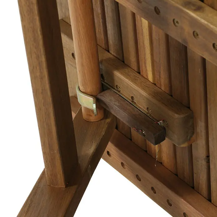 Siena Garden Falun Balkontisch - L x B x H: 80 x 80 x 74,2 cm, Akazie, Klappbar, Quadratisch, Natur - Detailansicht eines zusammenklappbaren Holzstuhls, der die Mechanismen und das natürliche Holzdesign hervorhebt.