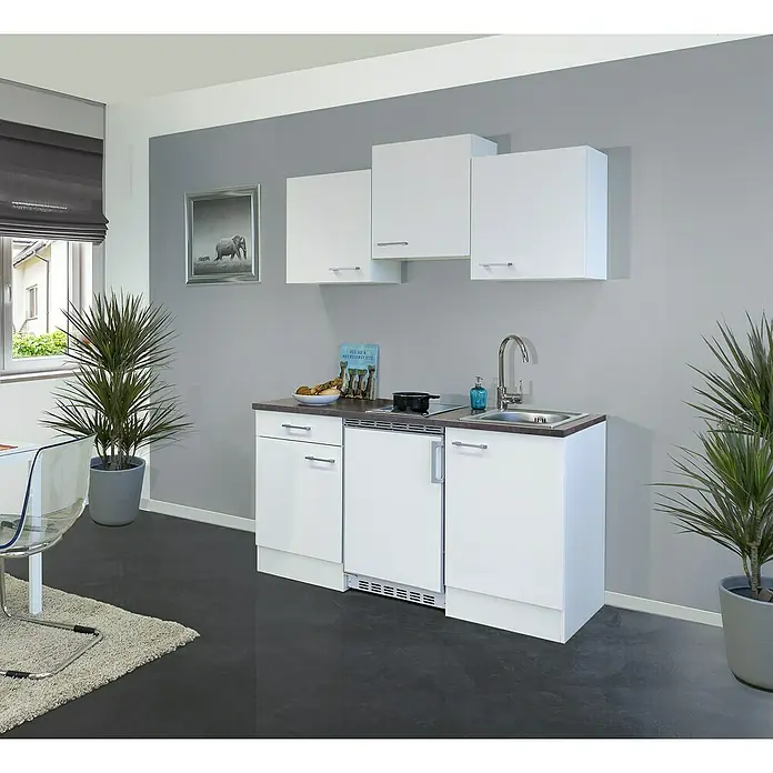 Flex-Well Lucca Singleküche - Breite: 150 cm, Weiß, Mit 2-Zonen-Glaskeramikkochfeld, Mit Elektrogeräten - Kompakte weiße Küchenzeile mit dunkler Arbeitsplatte, Spüle, Kochfeld, kleinem Kühlschrank und Oberschränken in modernem Raum.