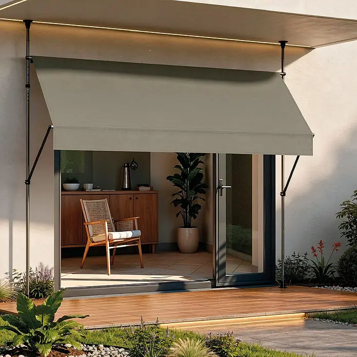 SmartSun Toldo para balcón Axis - Gris, Ancho: 2,95 m, Caída: 1,2 m - Toldo de tela gris con luz LED integrada, apoyado en postes, cubriendo una puerta de patio y terraza de madera.