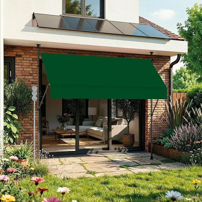 SmartSun Toldo para balcón Axis - Verde, Ancho: 2,95 m, Caída: 1,2 m - Toldo verde oscuro extendido desde una casa sobre un patio, proporcionando sombra. Soportado por dos postes.