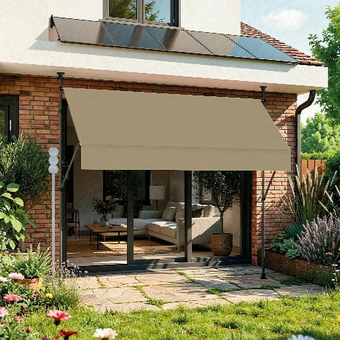 SmartSun Toldo para balcón Axis - Beige, Ancho: 2,95 m, Caída: 1,2 m - Toldo beige que da sombra a un patio de casa, apoyado por postes verticales oscuros.