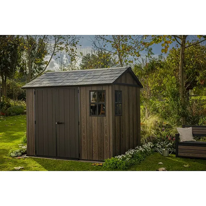Keter Caseta de jardín Apex 759-975 - Medidas ext. (An x Pr): 287 x 230 cm, Plástico, Nogal/Negro - Caseta de jardín marrón oscuro con paneles de imitación madera y techo de tejas.