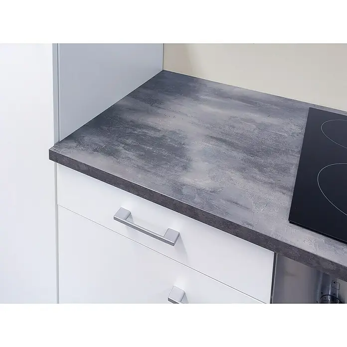 Flex-Well Lucca Singleküche - Breite: 150 cm, Weiß, Mit 2 Platten-Kochfeld & Mikrowelle, Mit Elektrogeräten - Moderne Küche mit grauer Arbeitsplatte in Steinoptik, schwarzem Induktionskochfeld und weißen Schubladen mit silbernen Griffen.