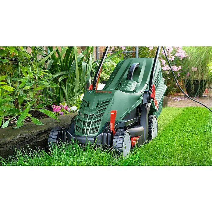 Bosch Elektro-Rasenmäher UniversalRotak 37-550 - 1.400 W, Schnittbreite: 370 mm - Grüner Bosch Rasenmäher auf saftigem Gras, am Rand eines Blumenbeets mit Pflanzen und Blumen platziert.