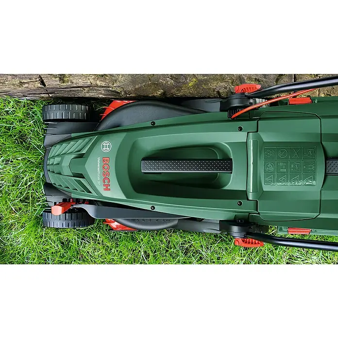 Bosch Elektro-Rasenmäher UniversalRotak 37-550 - 1.400 W, Schnittbreite: 370 mm - Grüner Bosch Rasenmäher von oben, auf Gras neben einem Holzrand.