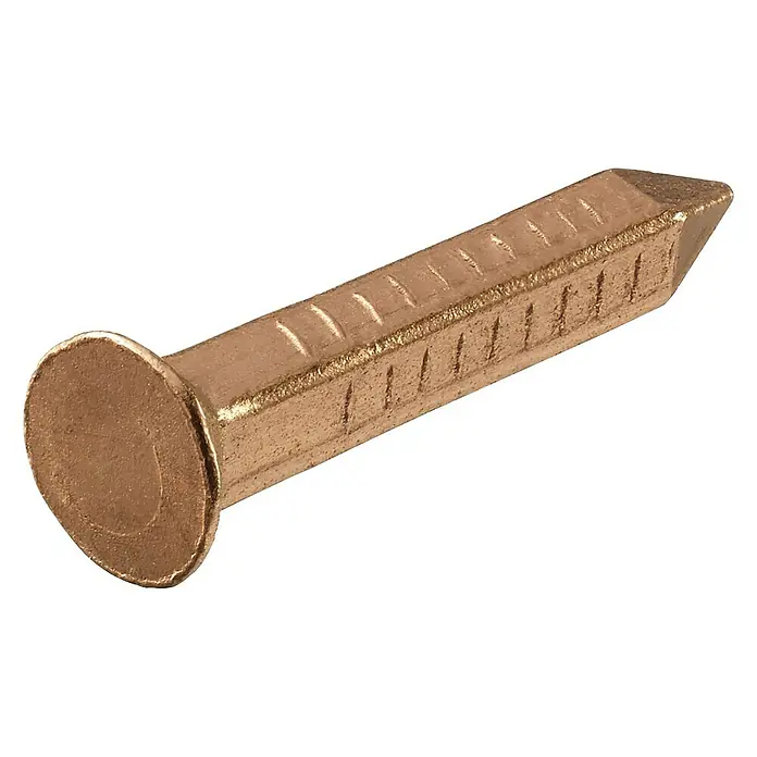 Stabilit BootsnägelØ x L: 3,5 x 20 mm, Blank, Metall, 50 Stk. - Nahaufnahme eines einzelnen, kupferfarbenen Vierkantnagels mit geriffeltem Schaft und flachem, rundem Kopf auf einem weißen Hintergrund.