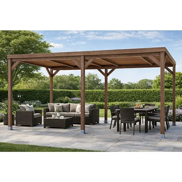 Pérgola estándar Ondara - L x An x Al: 500 x 300 x 250 cm, Madera, Con techo - Pérgola de madera marrón cubriendo un patio exterior con juego de salón y mesa de comedor.