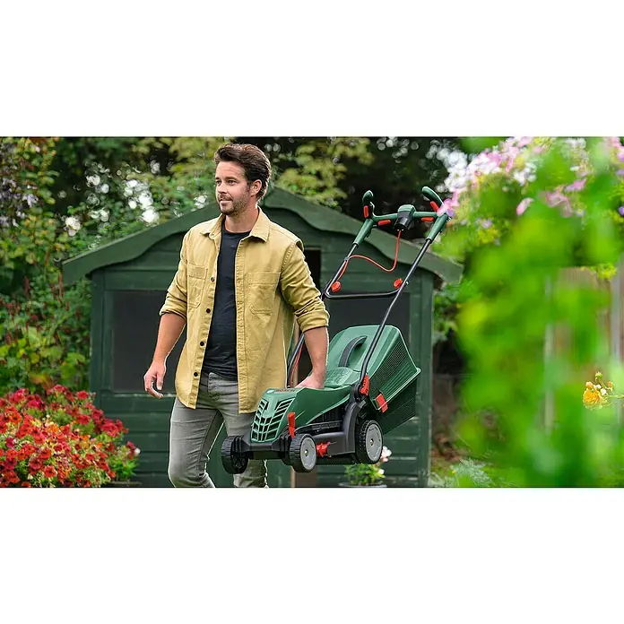 Bosch Elektro-Rasenmäher UniversalRotak 37-550 - 1.400 W, Schnittbreite: 370 mm - Mann trägt einen grünen Bosch Rasenmäher mit roten Akzenten in einem Garten.
