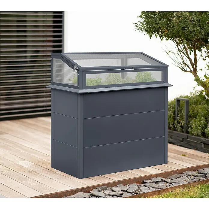 Westmann Hochbeet Primus Plus M mit Frühbeetaufsatz - 50 x 100 x 113 cm, Metall, Anthrazit - Dunkelgraues Frühbeet mit Hochbeetfunktion und lichtdurchlässigem Deckel, Pflanzen enthaltend, auf Holzterrasse.