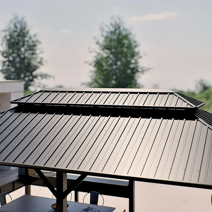 Sojag Standard-Pavillon Bondi 1220 - Schwarz, Metall, L x B x H: 598,7 x 363,8 x 307 cm - Schwarzes Metall-Pavillondach mit Wellplatten, das einen Außenbereich beschattet.
