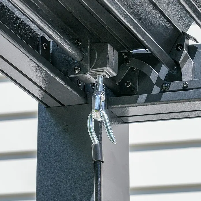 Sojag Terrassenüberdachung Hana - Metall, Schwarz, L x B x H: 305,3 x 399,4 x 270,1 cm - Nahaufnahme eines dunkelgrauen, strukturierten Pergola-Mechanismus mit verstellbaren Lamellen und Steuerstangenanschluss.