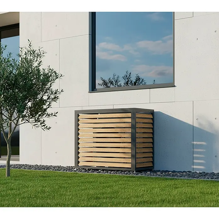 Westmann Verkleidung Boxa S - Ausführungseigenschaft: L 100 x B 56 x H 97 cm, Anthrazit mit Holzoptik - Abdeckung für Klimaanlage im Freien mit dunkelgrauem Metallrahmen und hellen Holzlatten, an einer modernen Gebäudewand.