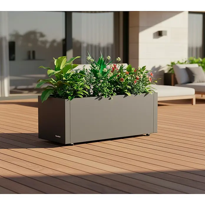 Herstera Garden Pflanzkasten Cube - Außenmaß (L x B x H): 60 x 25 x 25 cm, Metall, Anthrazit - Rechteckiger grauer Pflanzkübel mit üppigen Pflanzen und bunten Blumen auf moderner Holzterrasse.
