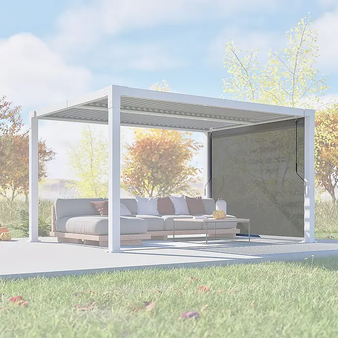 Seitenelement - 369 x 213 cm, Hellgrau, Passend für: Hana 1013 (lange Seite) - Weiße Outdoor-Pergola mit grauem, ausziehbarem Sichtschutz über moderner Terrassensofa und Couchtisch, umgeben von Herbstlaub.