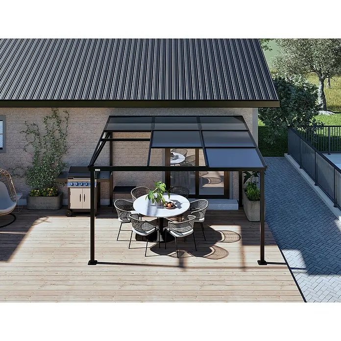 Sojag Terrassenüberdachung Budavar - Schwarz, Metall, L x B x H: 298,5 x 366,5 x 243 cm - Dunkel umrahmte Terrassenüberdachung mit lichtdurchlässigen Paneelen beschattet einen Essbereich auf einer Holzterrasse, am Haus befestigt.
