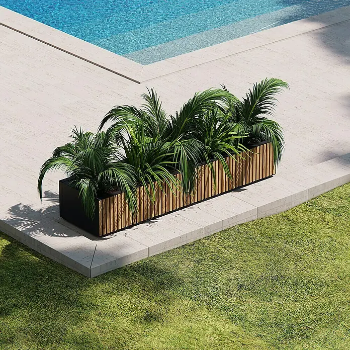 Herstera Garden Pflanzkasten Deco Planter - Außenmaß (L x B x H): 150 x 40 x 25 cm, Holz, Braun/Schwarz - Langes Pflanzgefäß, schwarz mit Holzlamellen, bepflanzt, auf Terrasse am Pool und Rasen.