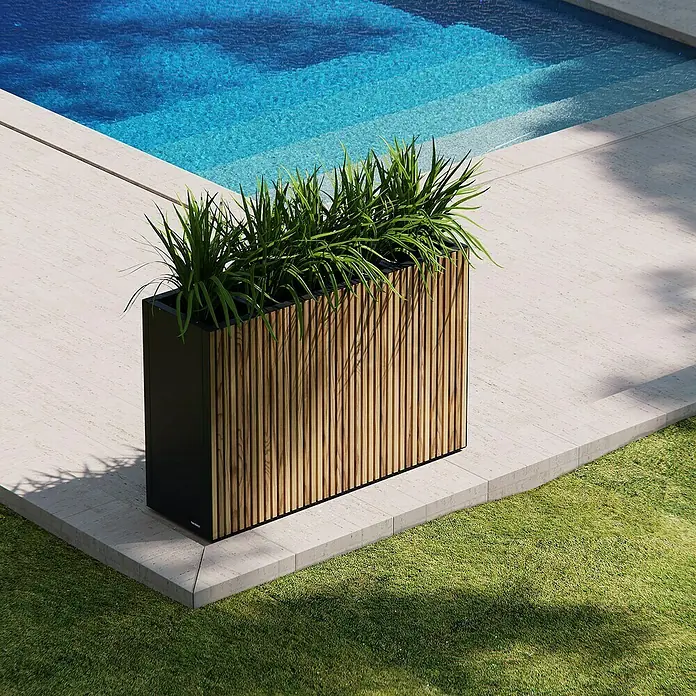 Herstera Garden Pflanzkasten Deco Planter - Außenmaß (L x B x H): 120 x 40 x 80 cm, Holz, Braun/Schwarz - Rechteckiger schwarzer Pflanzkübel mit Holzlamellen und Grünpflanzen, an einem Pool auf einer Terrasse.