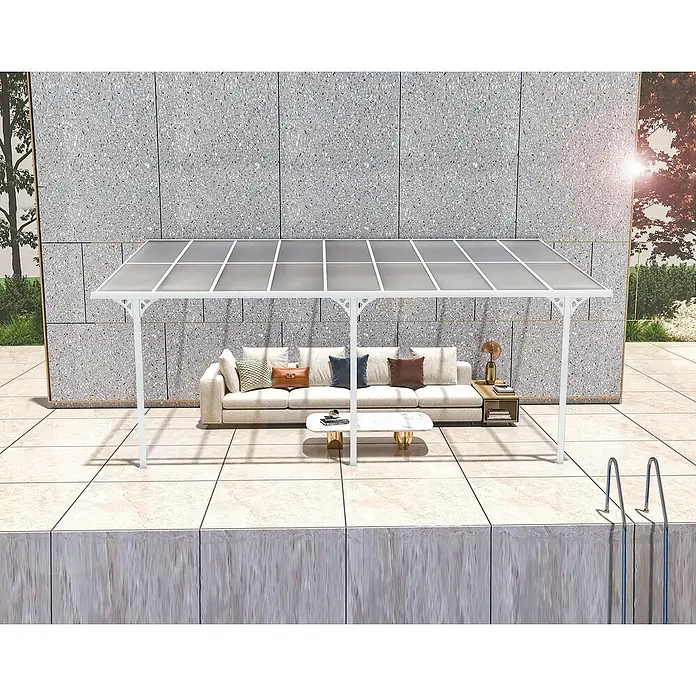 Westmann Terrassenüberdachung Bruce - Metall, Weiß, L x B x H: 300 x 556 x 270 mm - Weißes Polycarbonat-Terrassendach schafft einen schattigen Wohnbereich im Freien neben einem Pool.