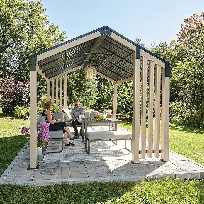 Sojag Standard-Pavillon Lito 1012 - L x B x H: 368,4 x 298 x 296 cm, Natur/Schwarz, Aluminium - Moderne Gartenlaube mit heller Holzoptik und dunklem Dach, die zwei Personen einen gemütlichen Schattenbereich bietet.