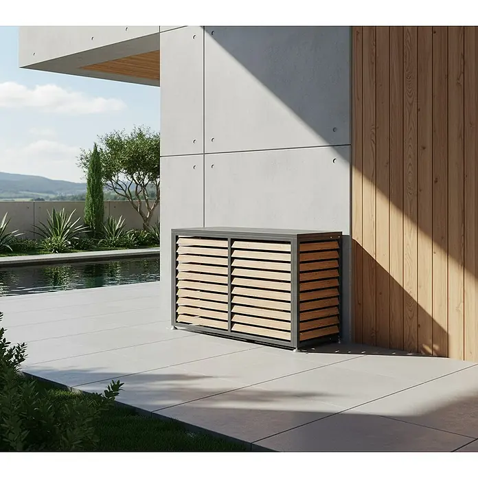 Westmann Verkleidung Boxa M - Ausführungseigenschaft: L 140 x B 56 x H 97 cm, Anthrazit mit Holzoptik - Outdoor-Stauschrank mit dunkelgrauem Rahmen und hellen Holzlamellen, an einer modernen Gebäudewand am Pool.