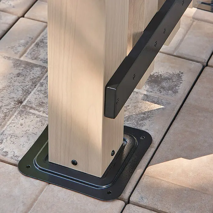 Sojag Standard-Pavillon Lito 1012 - L x B x H: 368,4 x 298 x 296 cm, Natur/Schwarz, Aluminium - Heller Pergola-Pfosten in Holzoptik auf Pflastersteinen befestigt mit schwarzer Metall-Grundplatte und diagonaler Halterung.